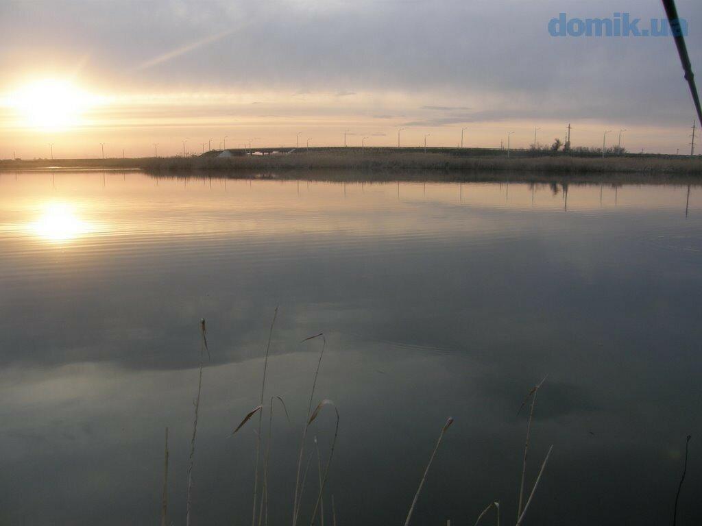 Продам участок на берегу озера,рядом с Кировским.