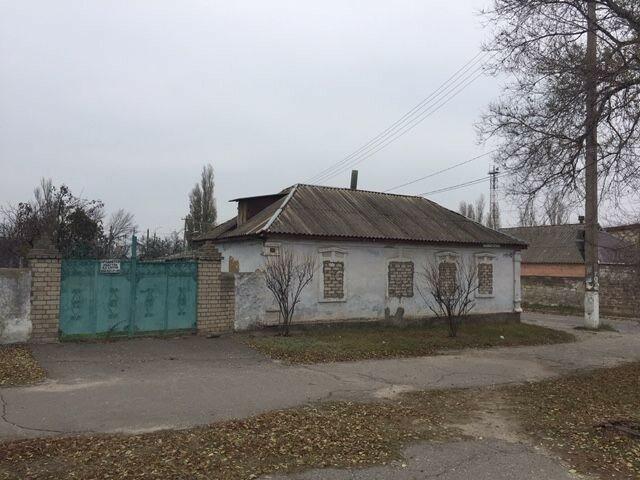 Продаю земельный участок с домом в центре Варваровки