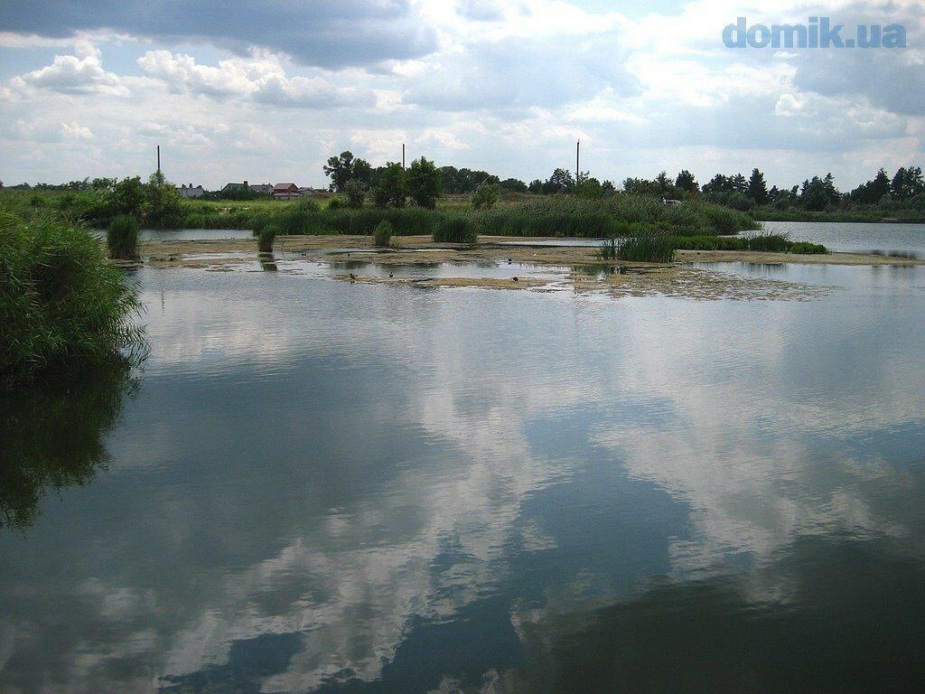 Продам участок на берегу озера,рядом с Кировским.