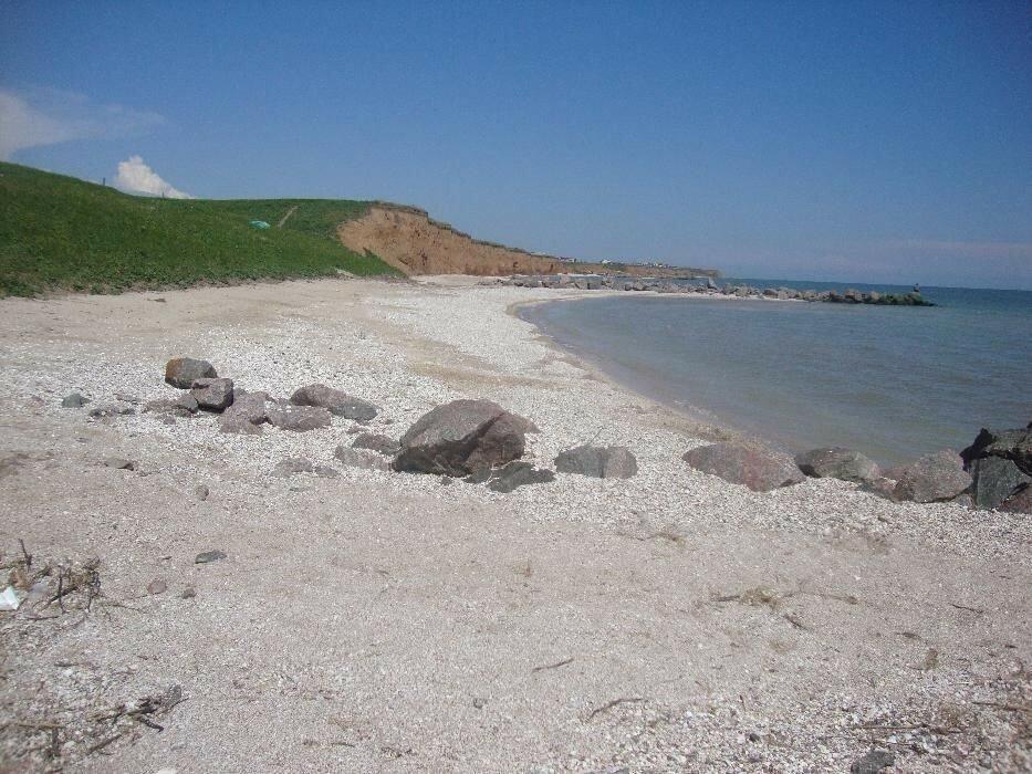 Участок 10, 25 соток на берегу Азовского моря, 30 метров от пляжа.