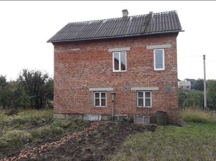 Продається земельна ділянка з будинком (дача)