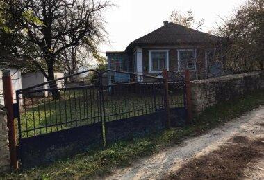 Продається земельна ділянка із будинком Новодністровськ