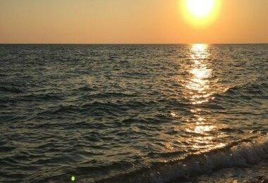 Престижный участок на берегу моря с видом на закат солнца.