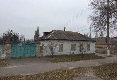 Продаю земельный участок с домом в центре Варваровки
