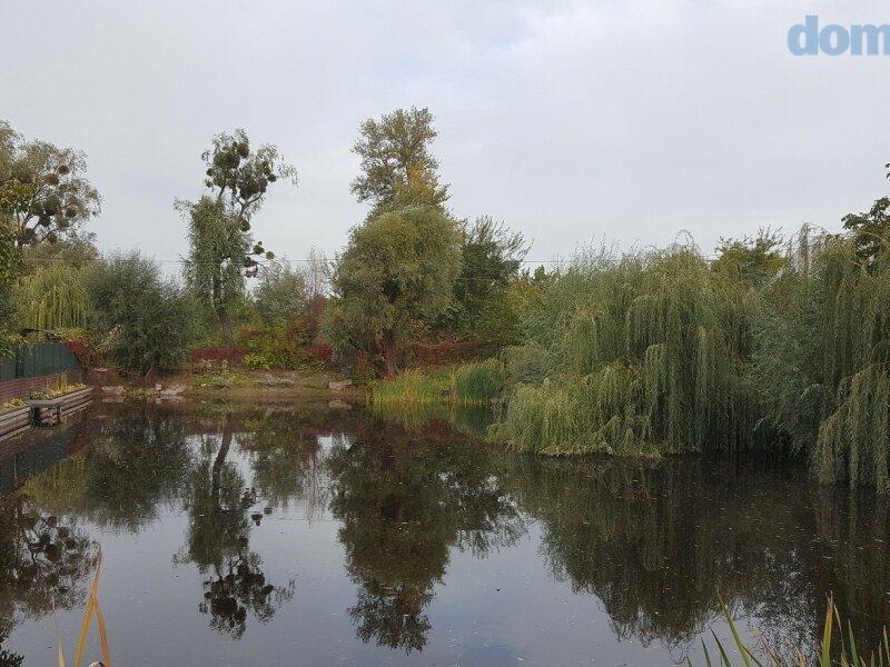 Участок с выходом на озеро на Русановских Садах.
