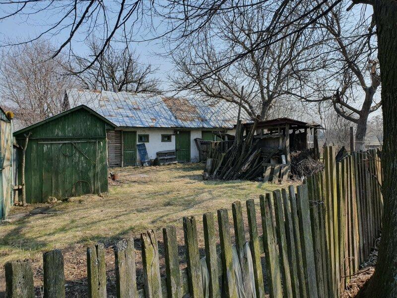 Продається земля з будинком в селі Гоголів