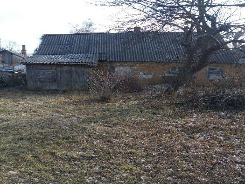 Продається старенький будинок зі земельною ділянкою.