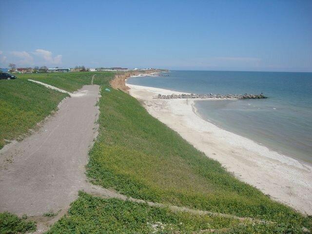 Участок 10, 25 соток на берегу Азовского моря, 30 метров от пляжа.